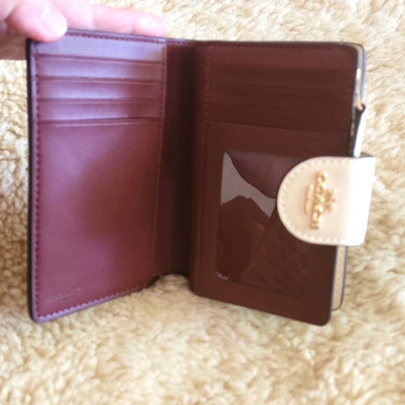 Beautiful NWOT Coach Signature Brown Evergreen Floral Bi-Fold Wallet  🩷🤎🎁🌸🤍 - Picture 8 of 16